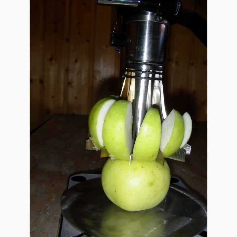 Фото 6. Ручная резка яблок на дольки с удалением сердцевины. Яблокорезка