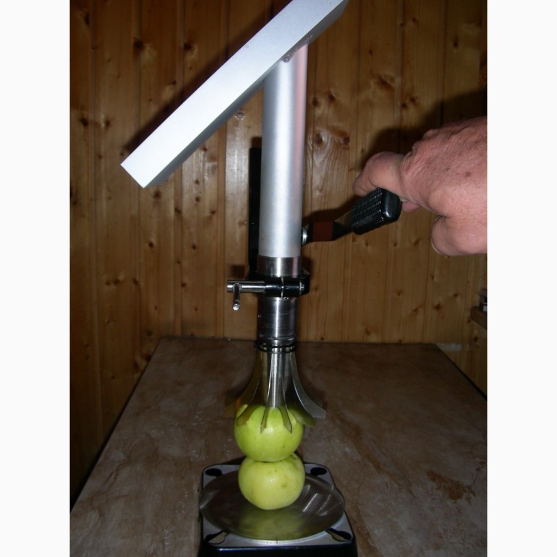 Фото 4. Ручная резка яблок на дольки с удалением сердцевины. Яблокорезка