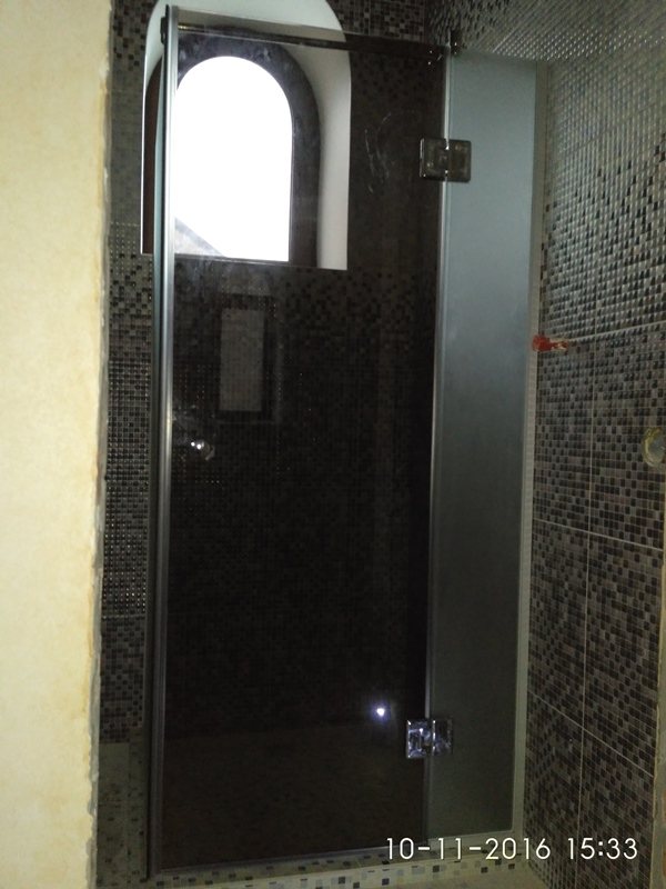 Фото 4. Маленькие стеклянные душевые кабины в небольшой ванной комнате
