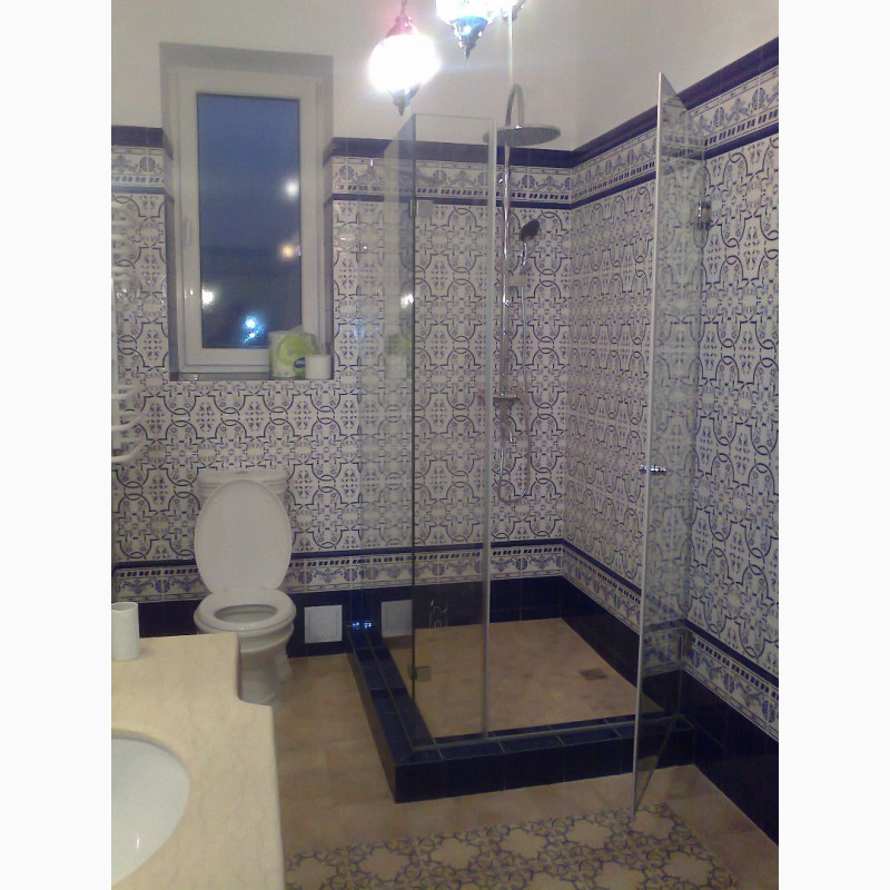 Фото 5. Маленькие стеклянные душевые кабины в небольшой ванной комнате