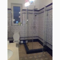 Маленькие стеклянные душевые кабины в небольшой ванной комнате