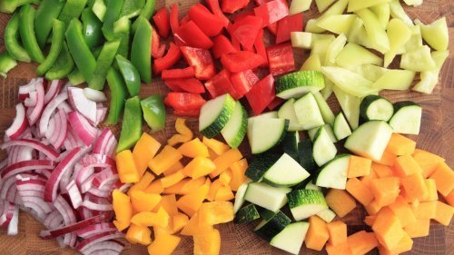 Фото 2. Різання овочів та фруктів на кубики, слайси та соломку. Послуги