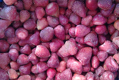 Фото 2. Видалення плодоніжок у замороженій полуниці. Послуга