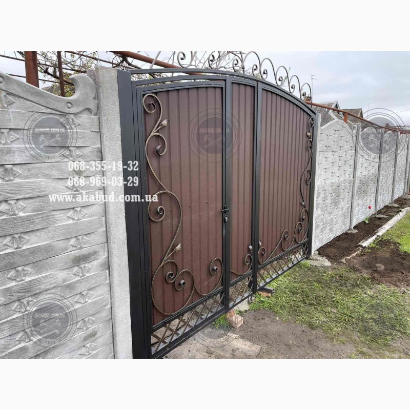 Фото 6. Распашные ворота из профлиста с бетонным забором