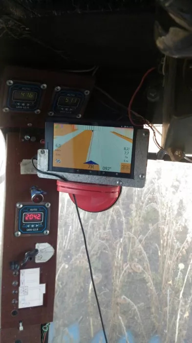 Фото 8. Навигация GPS(система параллельного вождения) для трактора
