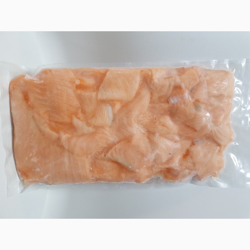 Фото 4. Куски свежемороженого лосося на коже и без кожи
