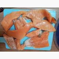 Куски свежемороженого лосося на коже и без кожи