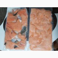 Куски свежемороженого лосося на коже и без кожи